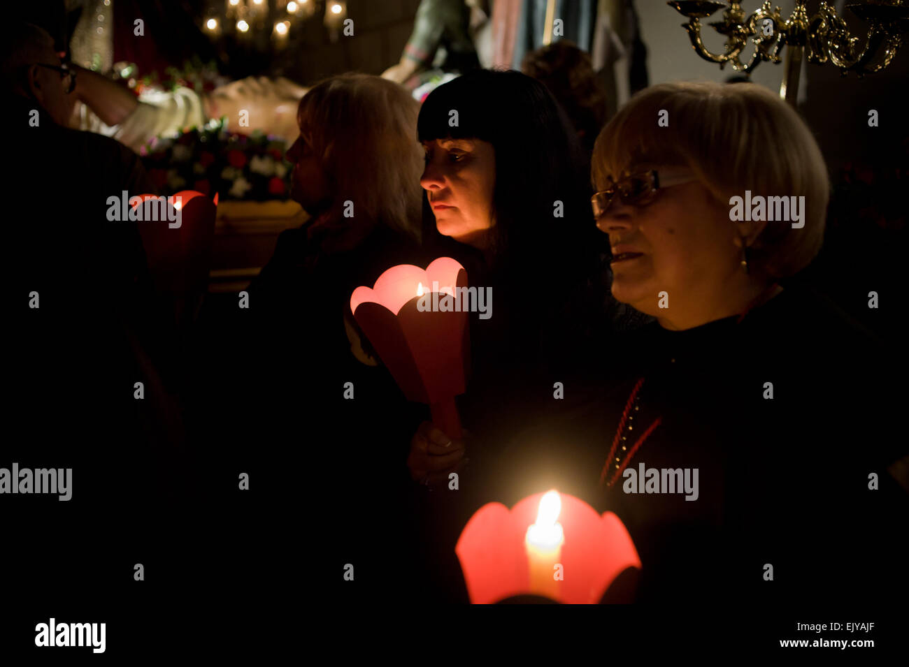 Badalone, Barcelone, Espagne. Apr 02, 2015. Les dévots portant des bougies dans les rues sombres de la ville de Badalona pendant la Processo del Silenci. À Badalona a eu lieu la traditionnelle Processo del Silenci (Procession du Silence) à travers les rues de la ville dans le silence et l'obscurité à l'occasion de Jeudi Saint. Crédit : Jordi Boixareu/Alamy Live News Banque D'Images