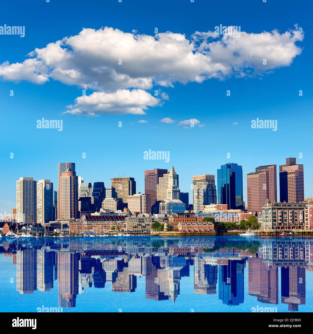Skyline de Boston Harbor en USA Banque D'Images
