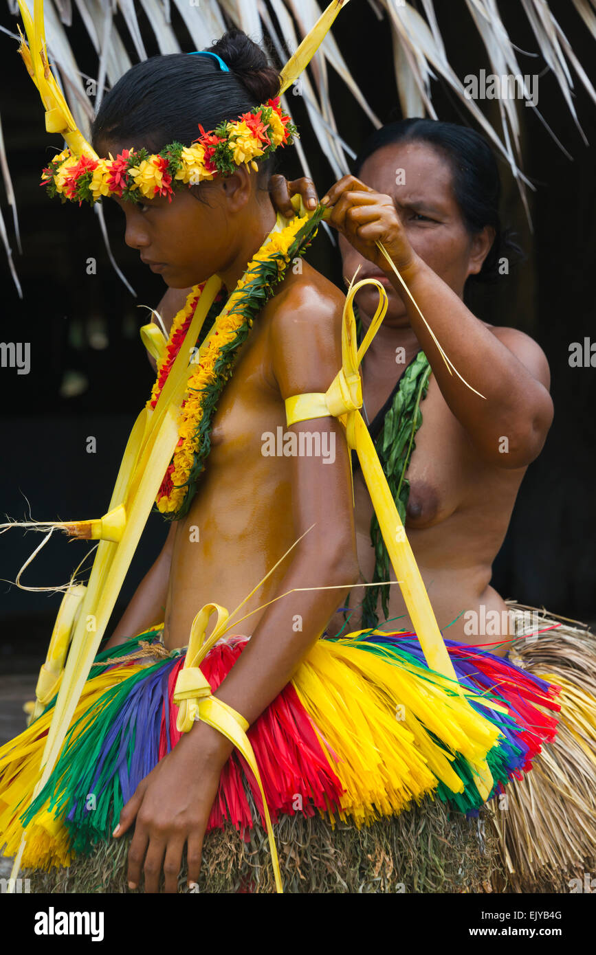 Des personnes se préparant à Yap Yap Day Festival, l'île de Yap (États fédérés de Micronésie Banque D'Images