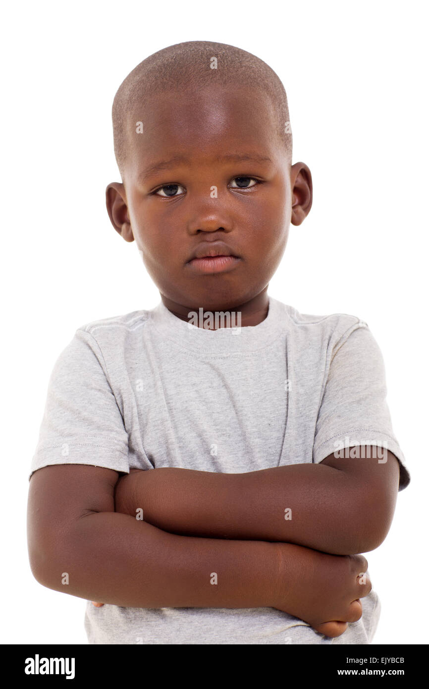 Petit garçon malheureux africains avec les bras croisés sur fond blanc Banque D'Images