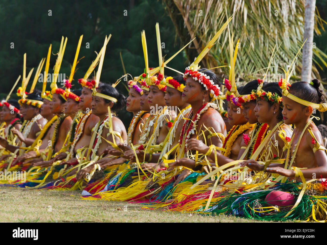 Les femmes en costume traditionnel de Yap chantant et dansant à Yap Day Festival, l'île de Yap (États fédérés de Micronésie Banque D'Images