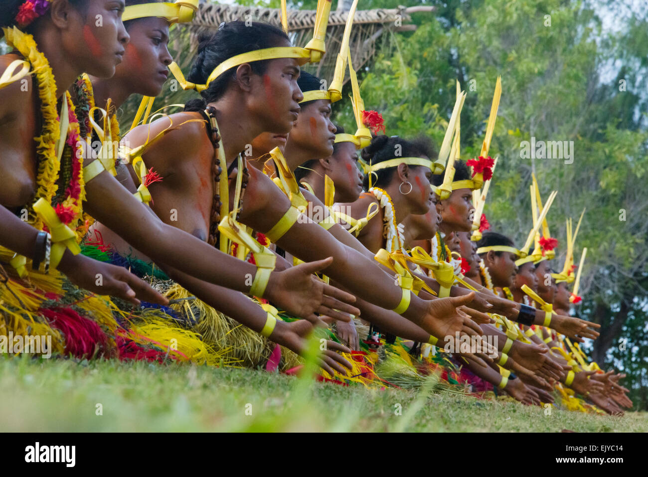 Les femmes en costume traditionnel de Yap chantant et dansant à Yap Day Festival, l'île de Yap (États fédérés de Micronésie Banque D'Images
