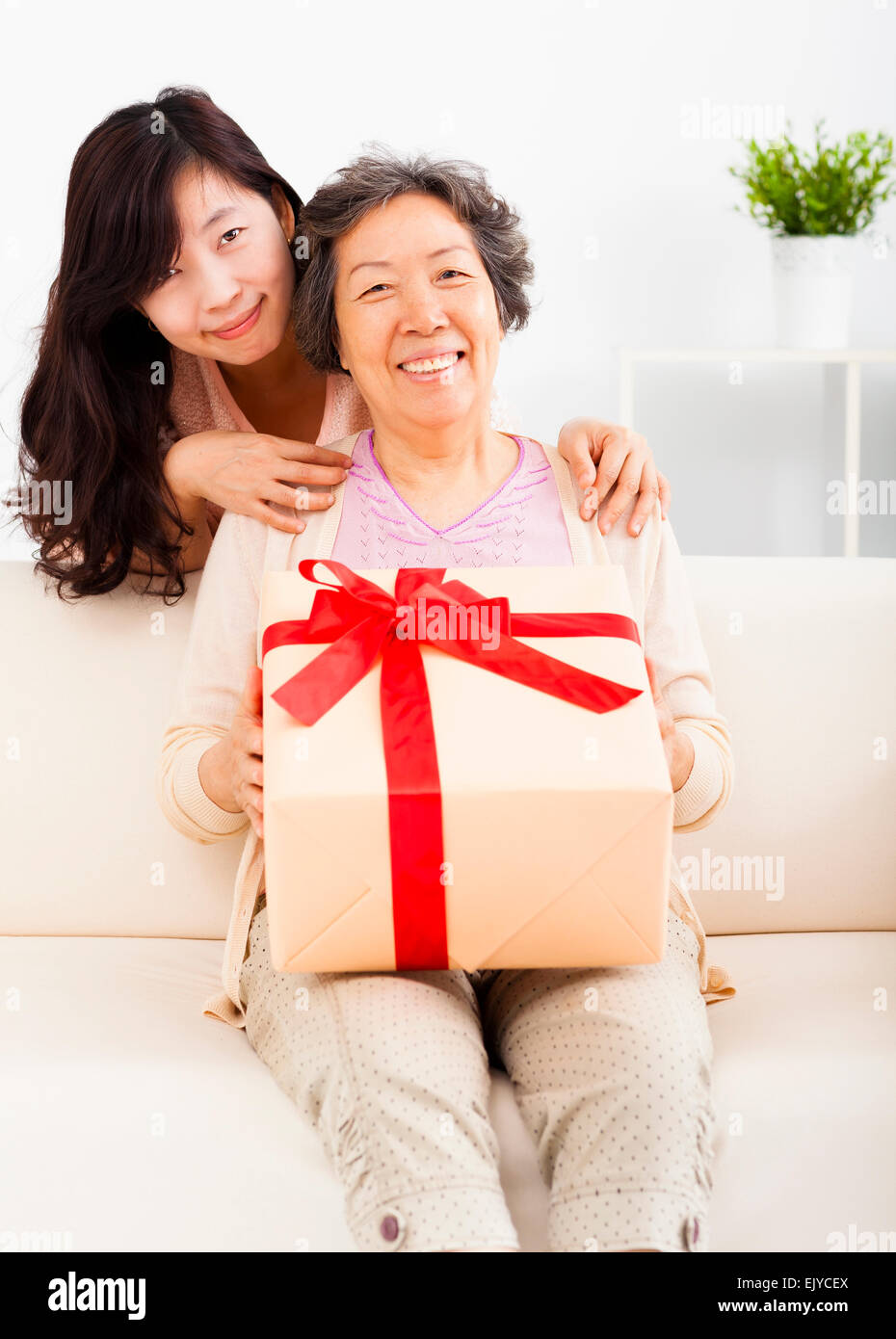 Heureuse mère et fille avec boîte-cadeau Banque D'Images