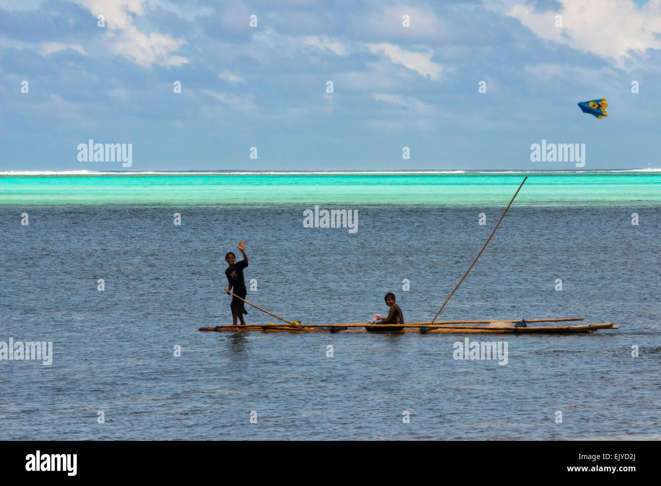 En radeau de bambou sur l'océan, l'île de Yap (États fédérés de Micronésie Banque D'Images