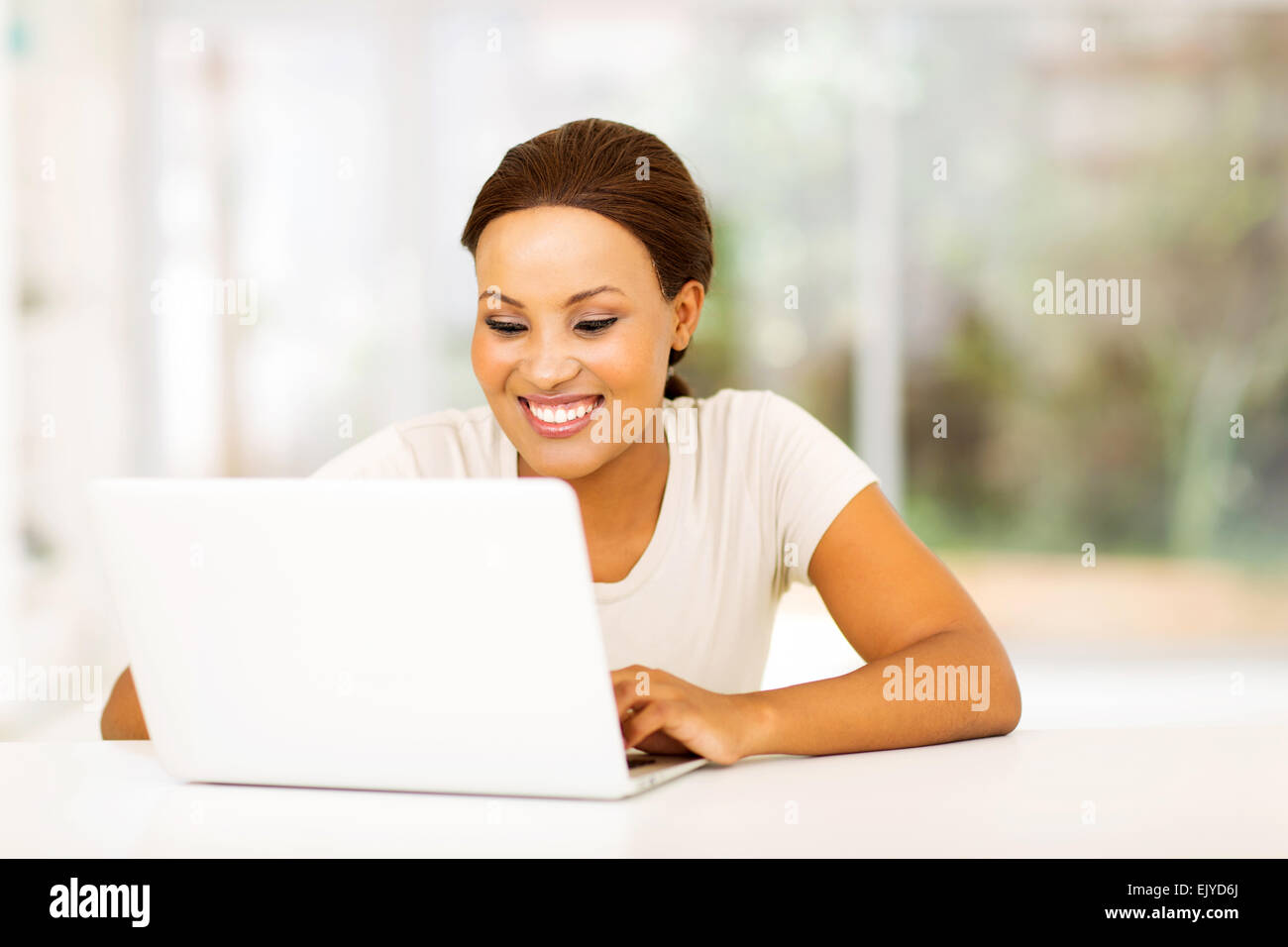 Happy African American Woman using laptop at home Banque D'Images