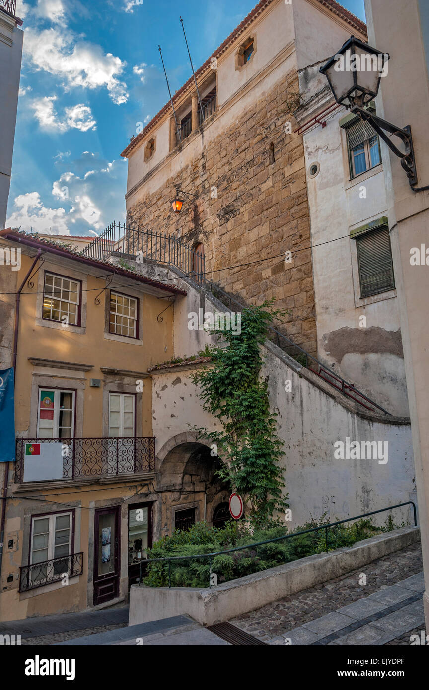 Le Portugal, Coimbra . Les cours et les rues de la vieille ville en soirée. Les trottoirs et les rues en pierre . Banque D'Images