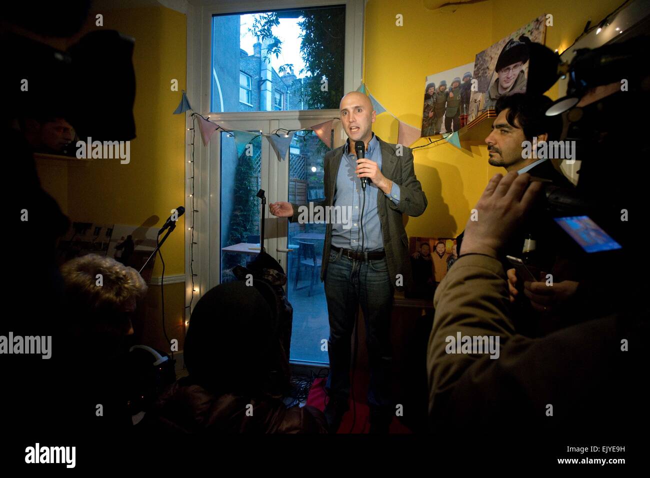 Londres, Angleterre. Apr 02, 2015. Graham Phillips parlant dans l'événement de bienfaisance dans le nord de Londres. Pro-Russian la journaliste britannique Graham Phillips organise une activité de bienfaisance à Londres pour lever des fonds de l'aide humanitaire dans l'Est de l'Ukraine par la vente aux enchères des photos et articles que M. Phillips rapporté de la région déchirée par la guerre. Le lieu de l'événement a changé last minute après ukrainien pro menacent de causer une perturbation de la salle. © Geovien Si/Pacific Press/Alamy Live News Banque D'Images