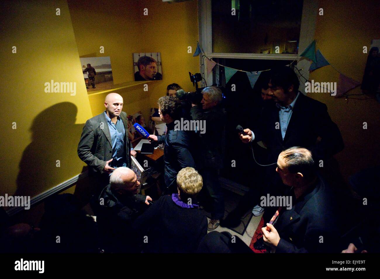 Londres, Angleterre. Apr 02, 2015. Graham Phillips donnant une interview à une chaîne de télévision russe au cours de l'événement de bienfaisance. Pro-Russian la journaliste britannique Graham Phillips organise une activité de bienfaisance à Londres pour lever des fonds de l'aide humanitaire dans l'Est de l'Ukraine par la vente aux enchères des photos et articles que M. Phillips rapporté de la région déchirée par la guerre. Le lieu de l'événement a changé last minute après ukrainien pro menacent de causer une perturbation de la salle. © Geovien Si/Pacific Press/Alamy Live News Banque D'Images