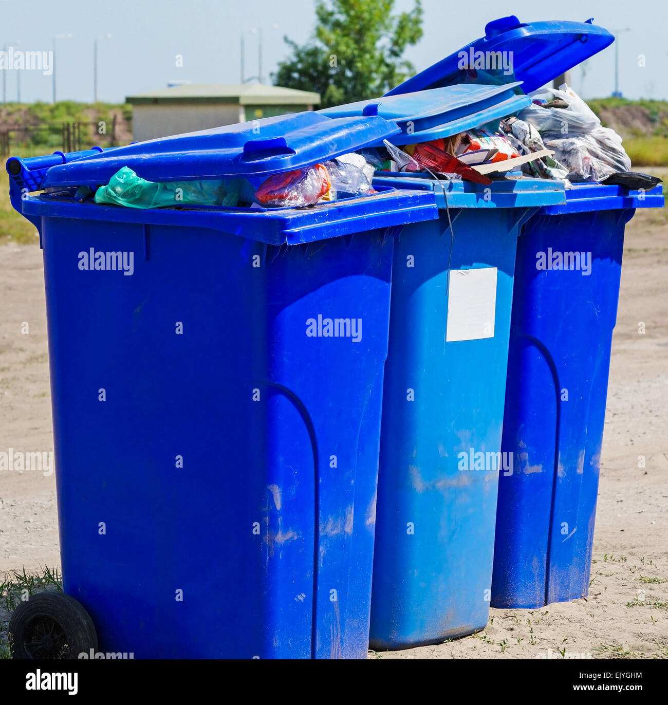 Comment On Dit Poubelle En Anglais Garbage can street Banque de photographies et d'images à haute résolution -  Alamy