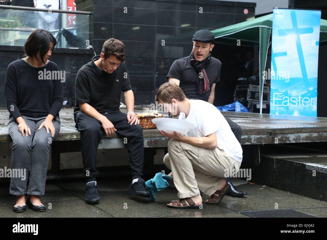 Sydney, Australie. 3 avril 2015. À la suite d'une performance théâtrale dans la région de Martin Place, illustrant la manière dont Jésus a été condamné à mourir sur la croix, le Vendredi saint, votre voyage à la Croix Procession fait son chemin à Wesley Theatre, le long de la rue Pitt, où un bon vendredi service est tenu. Sur la photo est la production théâtrale à Martin Place - Jésus lave les pieds des disciples. Crédit : Richard Milnes/Alamy Live News Banque D'Images