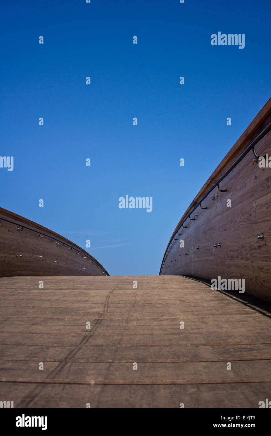 Pont de bois dans une journée ensoleillée avec ciel bleu Banque D'Images