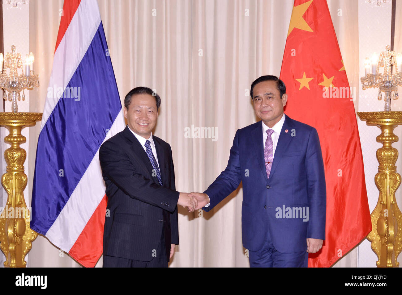 Bangkok, Thaïlande. 3ème apr 2015. Premier Ministre thaïlandais Prayut Chan-o-cha (R), serre la main avec Peng Qinghua, chef du parti de la région autonome Zhuang du Guangxi à la maison du gouvernement à Bangkok, Thaïlande, le 3 avril 2015. © Sageamsak Rachen/Xinhua/Alamy Live News Banque D'Images