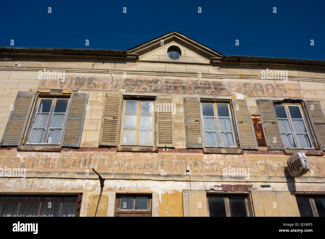 Vieille maison avec ancien wine and spirit signe du marchand, Chaussy, Val-d'Oise, Ile de France, France Banque D'Images