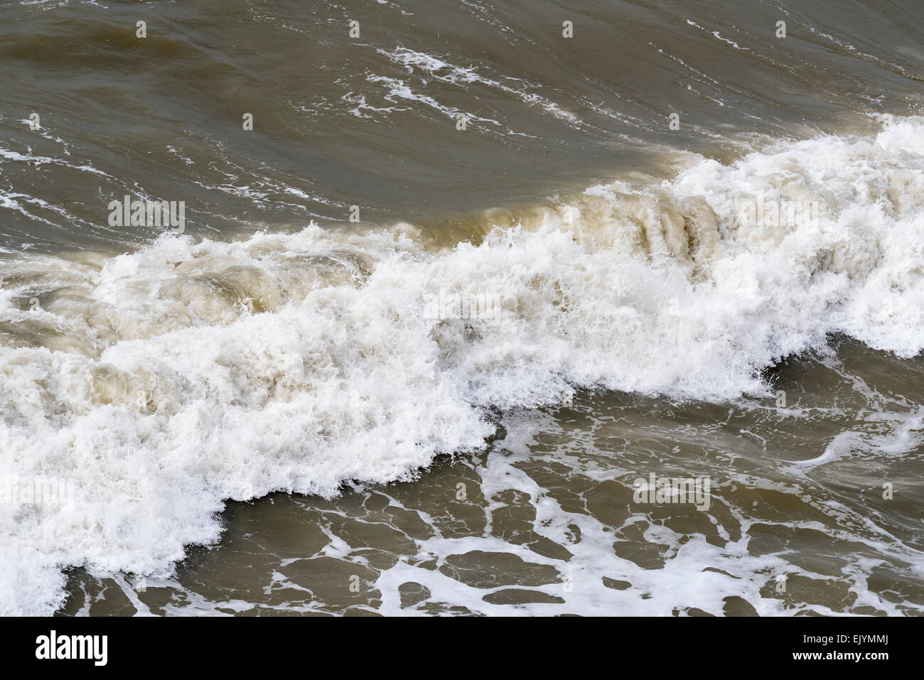 Une vague déferlante de frapper la côte à Seaford Head Banque D'Images