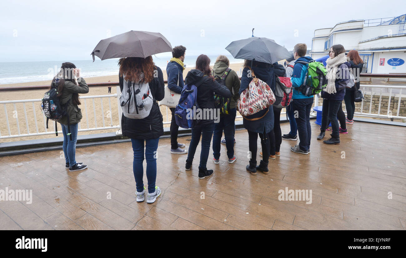 Bournemouth, Royaume-Uni. 06Th avr, 2015. Météo France : un démarrage humide pour le week-end de Pâques Vendredi Saint à Bournemouth, là où la pluie accueille les visiteurs à la plage. Crédit : John Beasley/Alamy Live News Banque D'Images