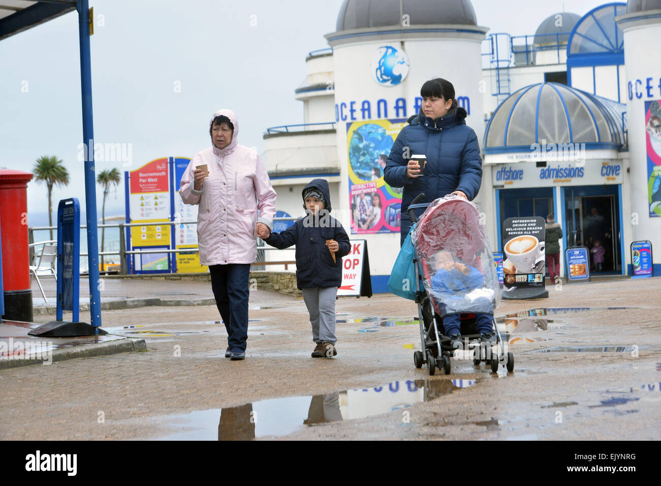 Bournemouth, Royaume-Uni. 06Th avr, 2015. Météo France : un démarrage humide pour le week-end de Pâques Vendredi Saint à Bournemouth, là où la pluie accueille les visiteurs à la plage. Crédit : John Beasley/Alamy Live News Banque D'Images