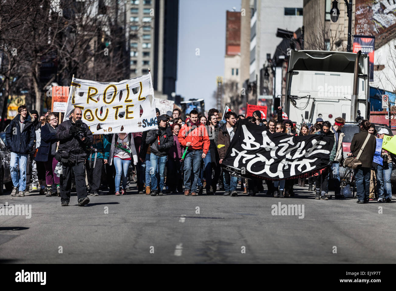 Montréal, Canada, 02 avril 2015. L'émeute dans les rues de Montréal afin de contrer les mesures d'austérité économique. Vue de la première ligne Banque D'Images