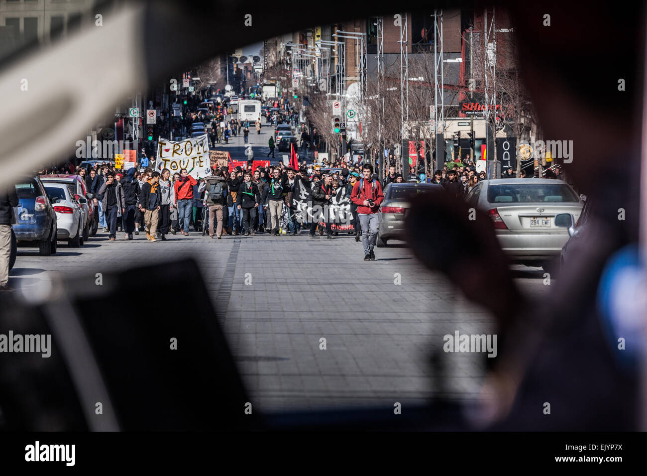 Montréal, Canada, 02 avril 2015. L'émeute dans les rues de Montréal afin de contrer les mesures d'austérité économique. Vue de la première ligne Banque D'Images