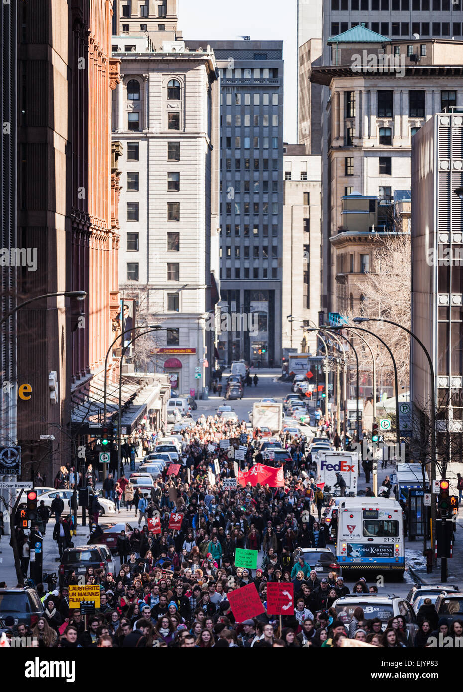 Montréal, Canada, 02 avril 2015. L'émeute dans les rues de Montréal afin de contrer les mesures d'austérité économique. Les gens qui marchent dans la Banque D'Images