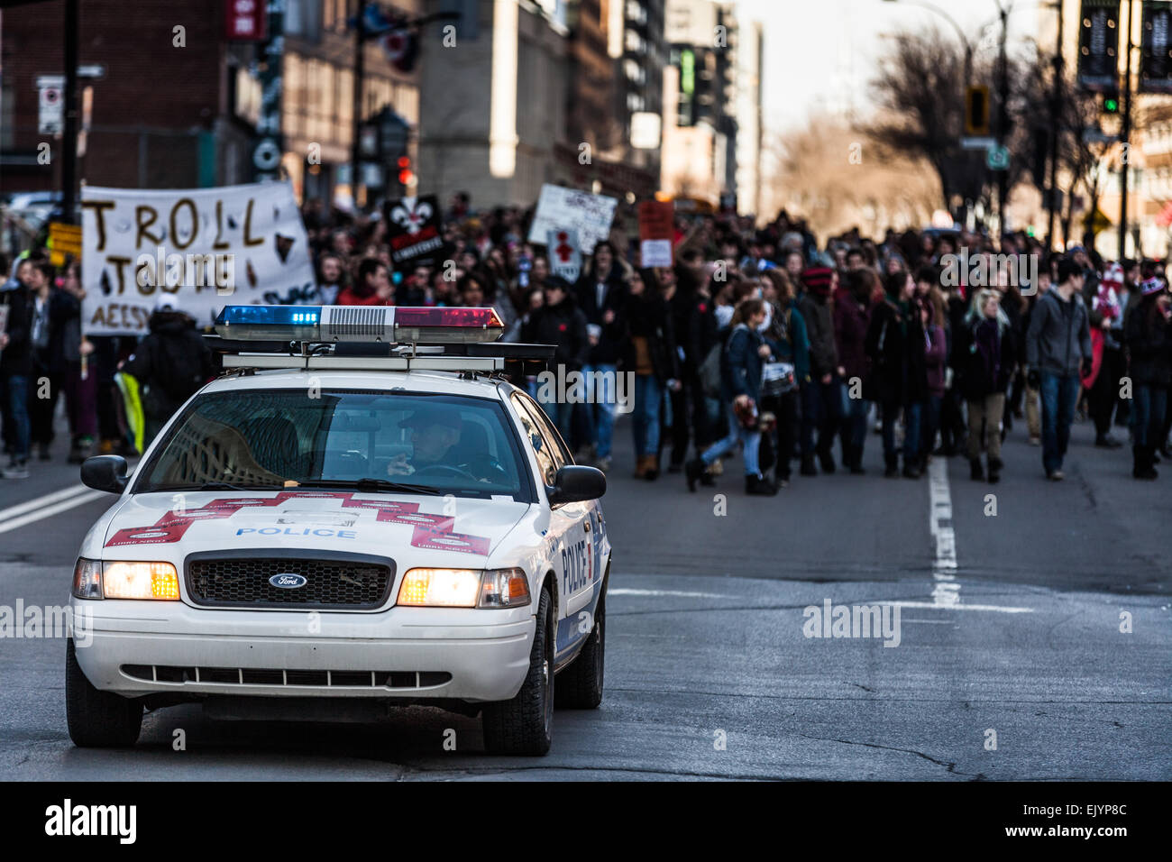 Montréal, Canada, 02 avril 2015. L'émeute dans les rues de Montréal afin de contrer les mesures d'austérité économique. Voiture de police en face de Banque D'Images