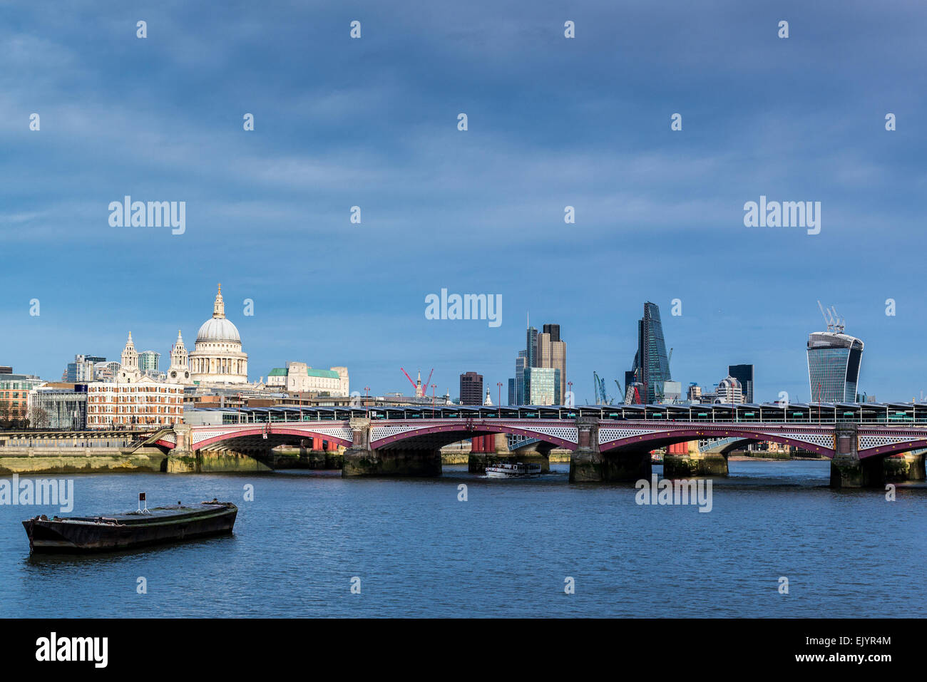 La Cathédrale St Paul et la city de Londres de la Tamise Banque D'Images