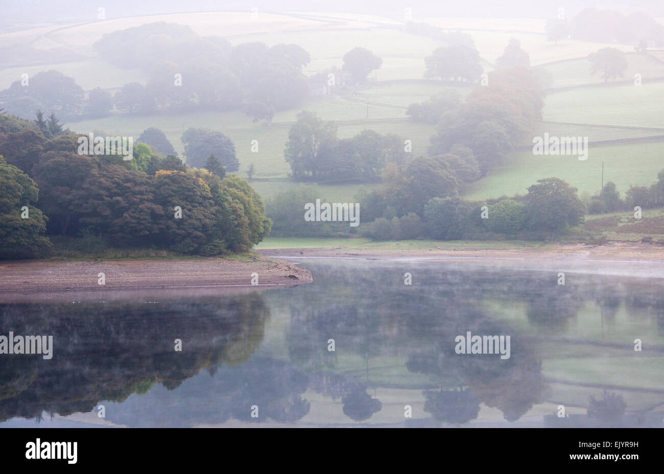 Un paisible matin à Ladybower reservoir avec traces de brume sur l'eau. Une belle vue de Peak District. Banque D'Images