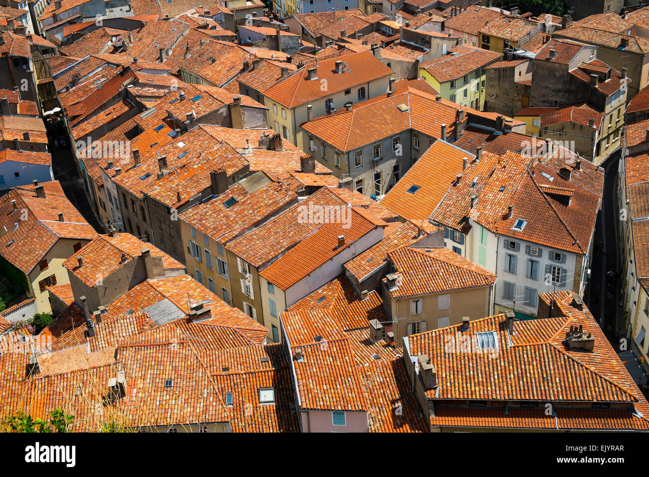 Foix, France, des toits de tuiles rouges des maisons toits ardoises Banque D'Images