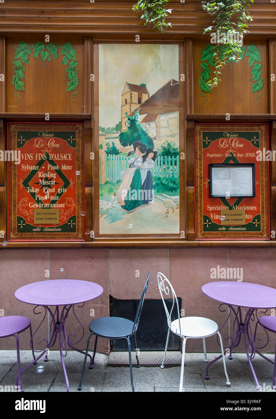 Restaurant Café de la rue des tables et chaises, Strasbourg, France Banque D'Images