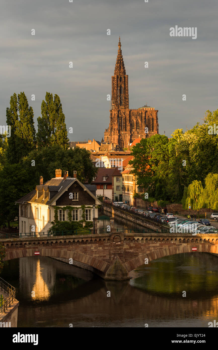 Vue de Strasbourg de Weir avec Vauban cathédrale à distance Banque D'Images