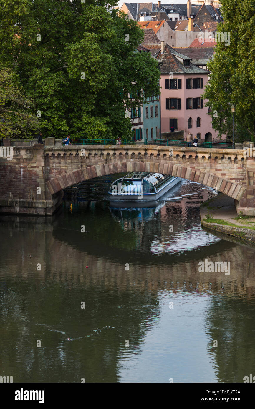 Bateau d'excursion de la rivière sous le pont, Strasbourg, France Banque D'Images