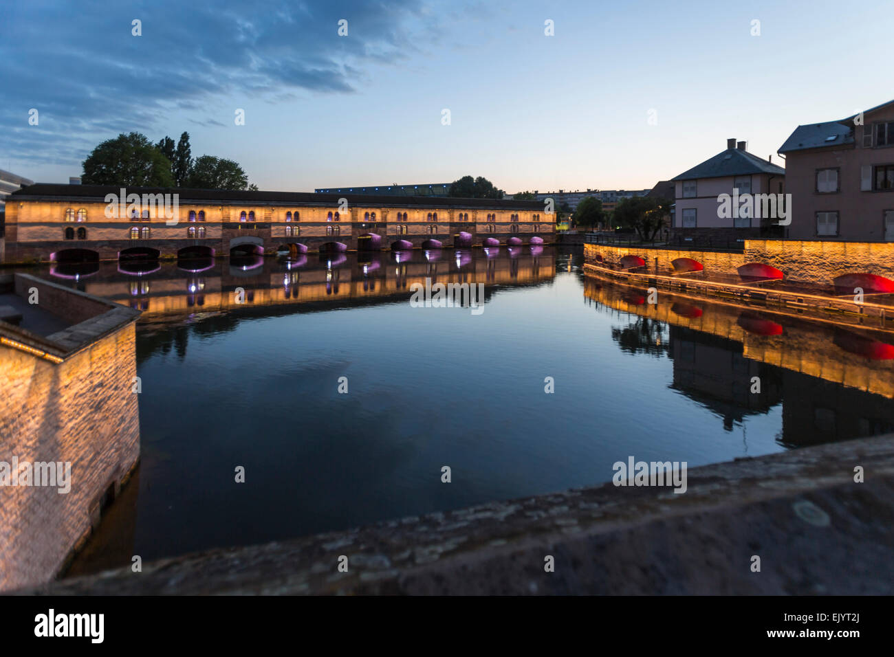 Projecteurs de couleur sur le Barrage Vauban à Strasbourg, France Banque D'Images