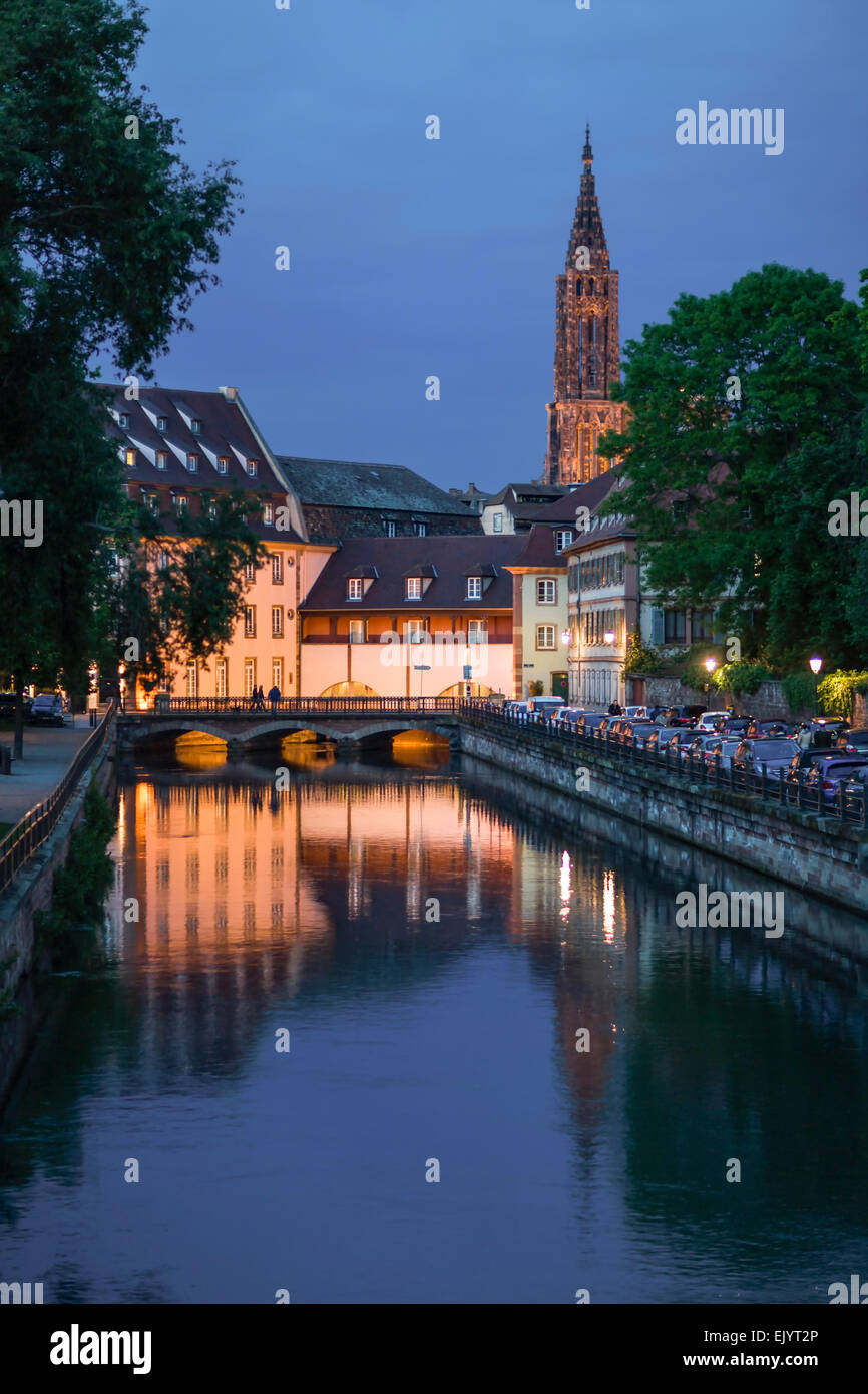 Strasbourg la nuit avec des lumières, des réflexions et de la cathédrale de spire Banque D'Images