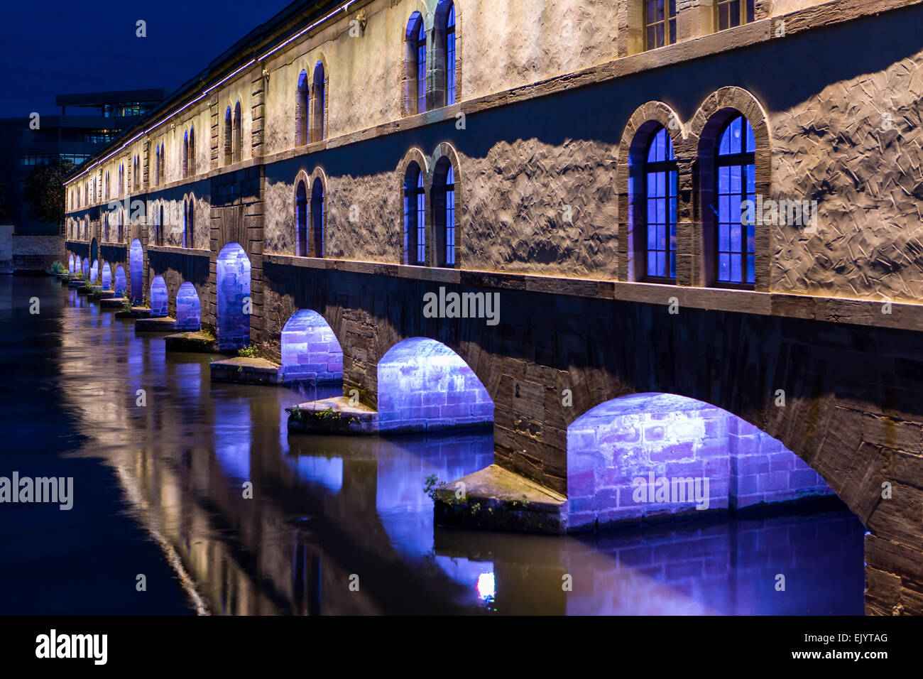 Projecteurs de couleur sur le Barrage Vauban à Strasbourg, France Banque D'Images