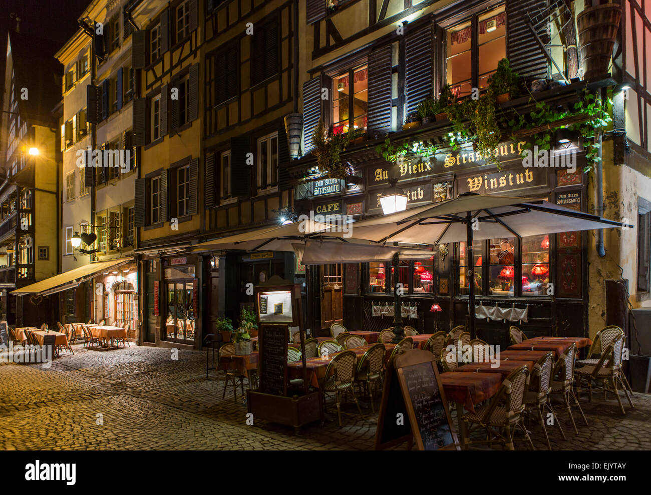 Restaurant Café de la rue des tables et des chaises dans la nuit, Strasbourg, France Banque D'Images