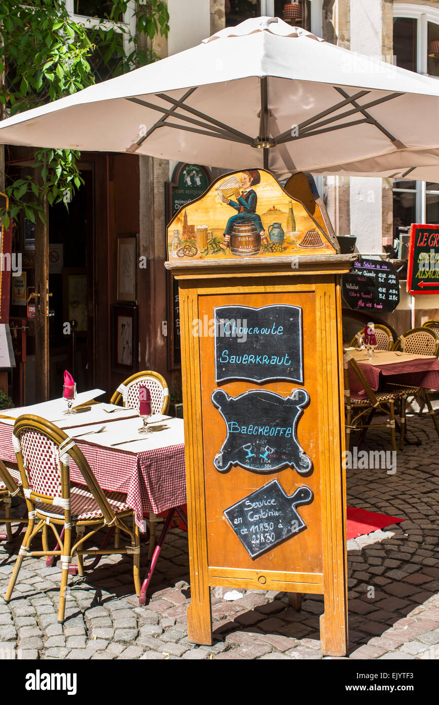 Restaurant Café de la rue des tables et chaises, Strasbourg, France Banque D'Images