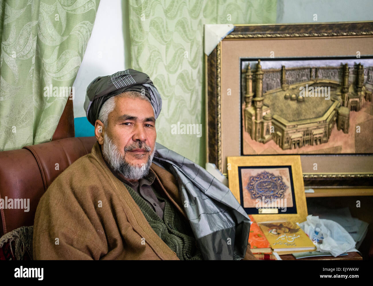 Atiqullah Ansari, imam de la mosquée d'Ali Shrine, assis à son cabinet pendant jour de Achoura, dixième jour de Mouharram et la commémoration de la mort de Husayn ibn Ali, Mazar-i Sharif, Afghanistan Banque D'Images