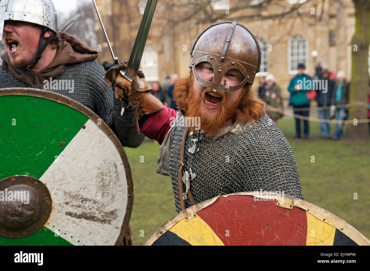 Gros plan de l'homme en costume Vikings et Anglo Saxons au Jorvik Viking Festival York North Yorkshire Angleterre Royaume-Uni Grande-Bretagne Banque D'Images