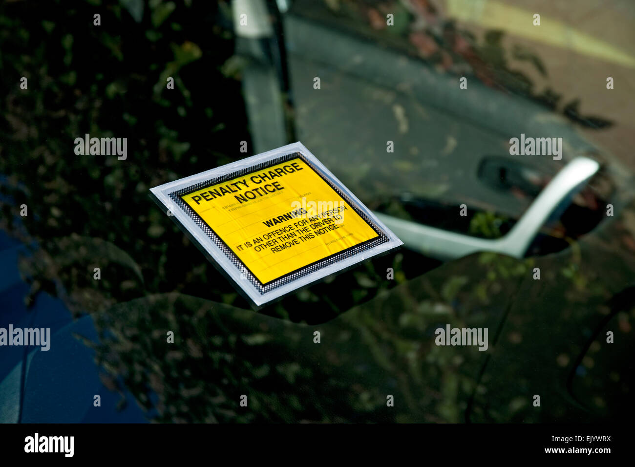 Gros plan de frais de stationnement frais avis d'amende billet sur une fenêtre de voiture pare-brise Angleterre Royaume-Uni GB Grande-Bretagne Banque D'Images