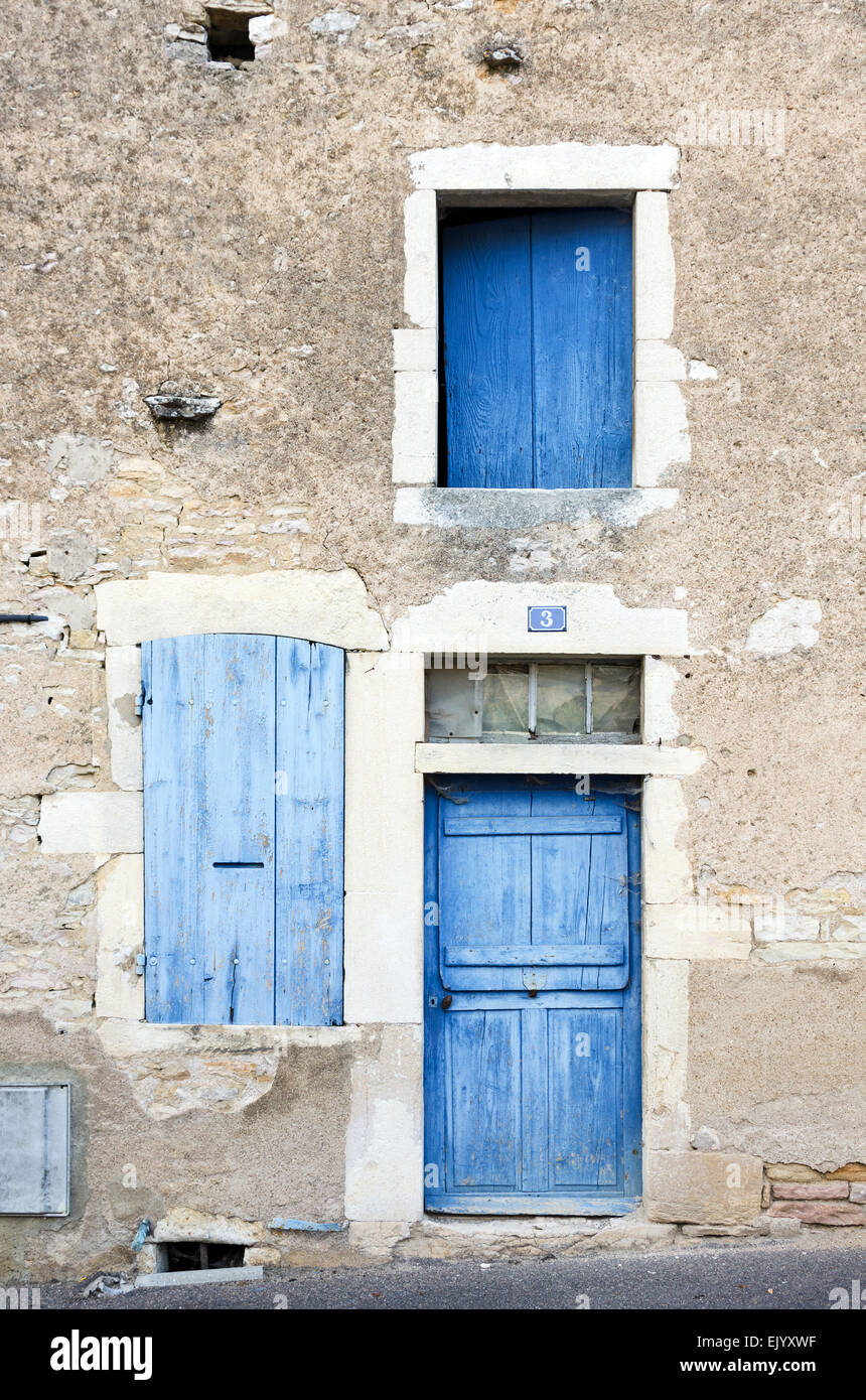 Porte et fenêtres bleu vif dans une vieille maison en pierre, Santenay, en Côte-d'or, France Banque D'Images