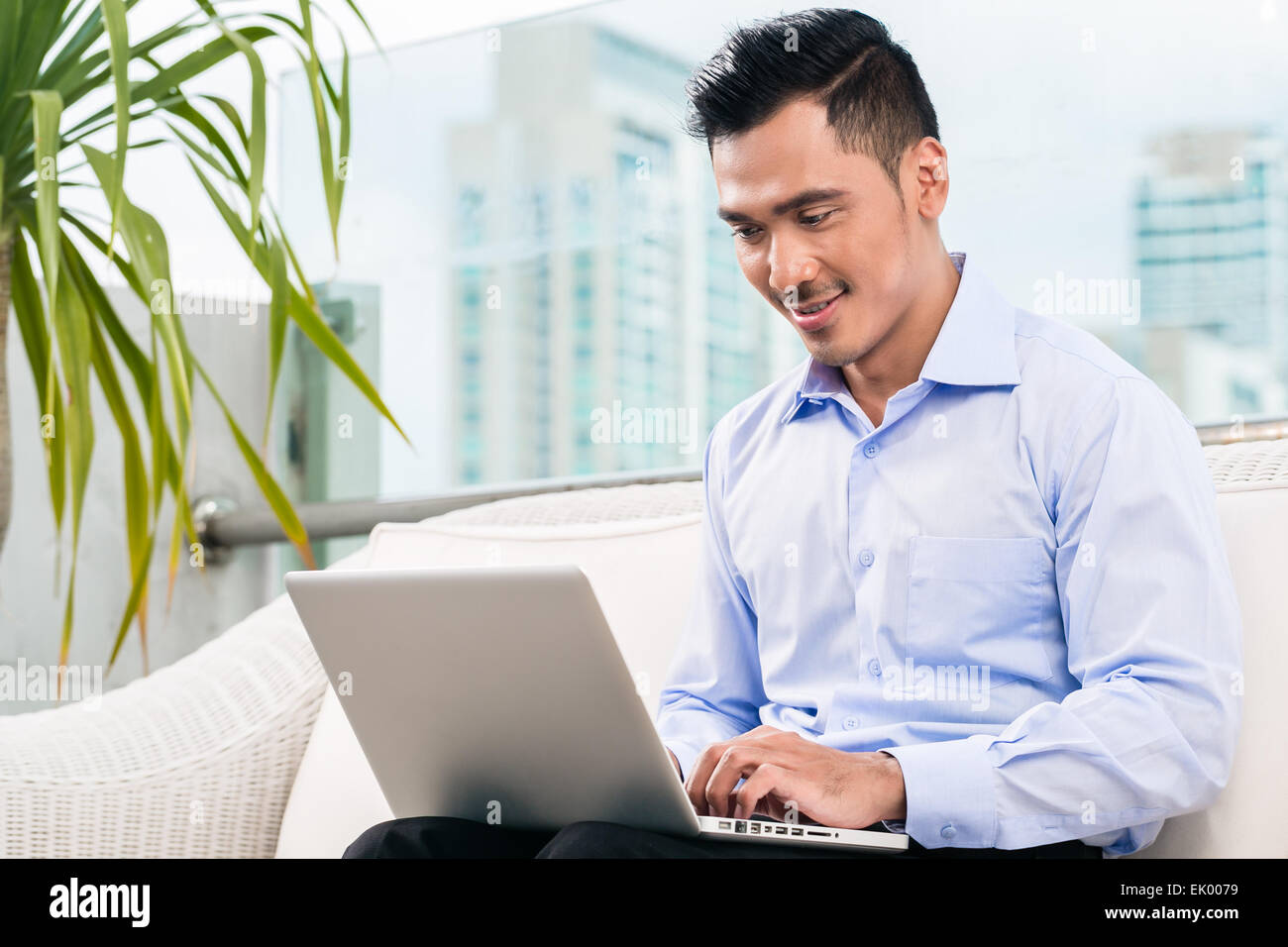Businessman working with laptop à partir de la maison étant un télétravailleur Banque D'Images