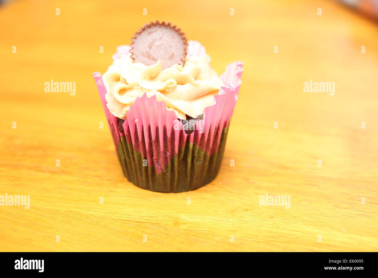 Cupcake au beurre d'arachides REESE sur une table Banque D'Images