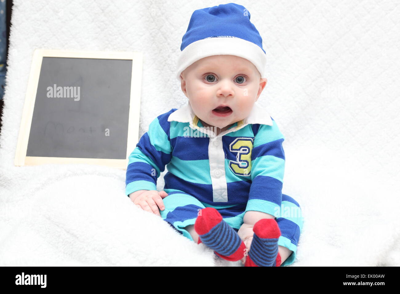 Bébé portant une tenue la tenue d'un tableau de rugby Banque D'Images