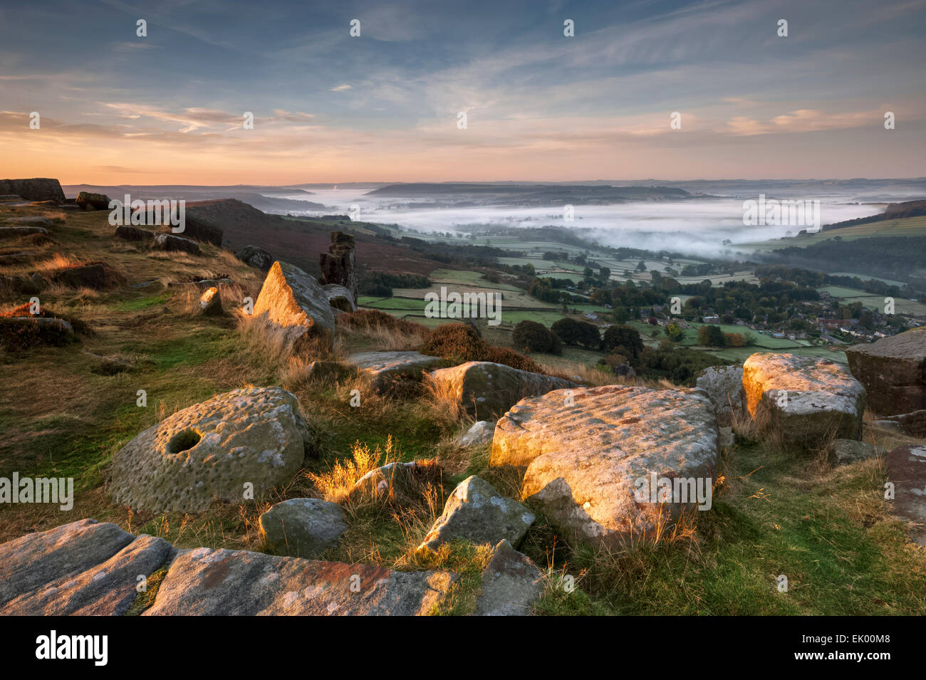 Meule abandonnée au lever du soleil sur le bord Curbar, parc national de Peak District, Derbyshire, Angleterre, RU Banque D'Images