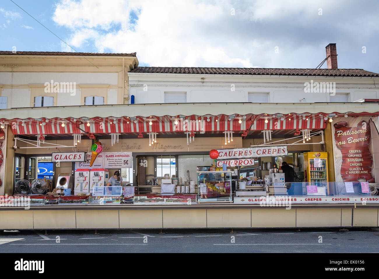 Vente café mobile des glaces, des boissons et des pancakes (crêpes) sur la route dans une ville française. Banque D'Images