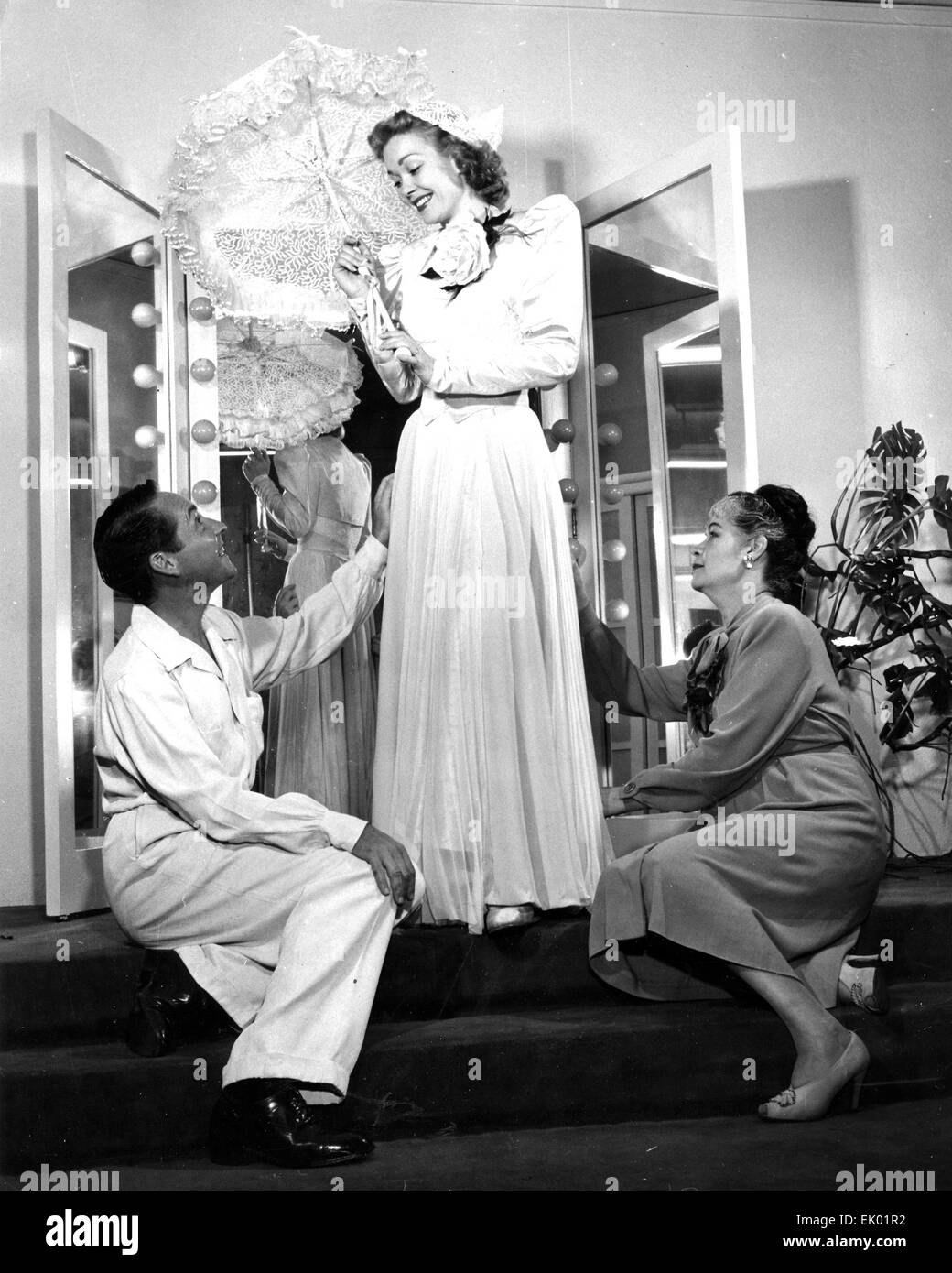 JANE WYMAN (1917-2007) Actrice américaine à un costume avec Milo Anderson lors du tournage de NIGHT AND DAY en 1946 Banque D'Images