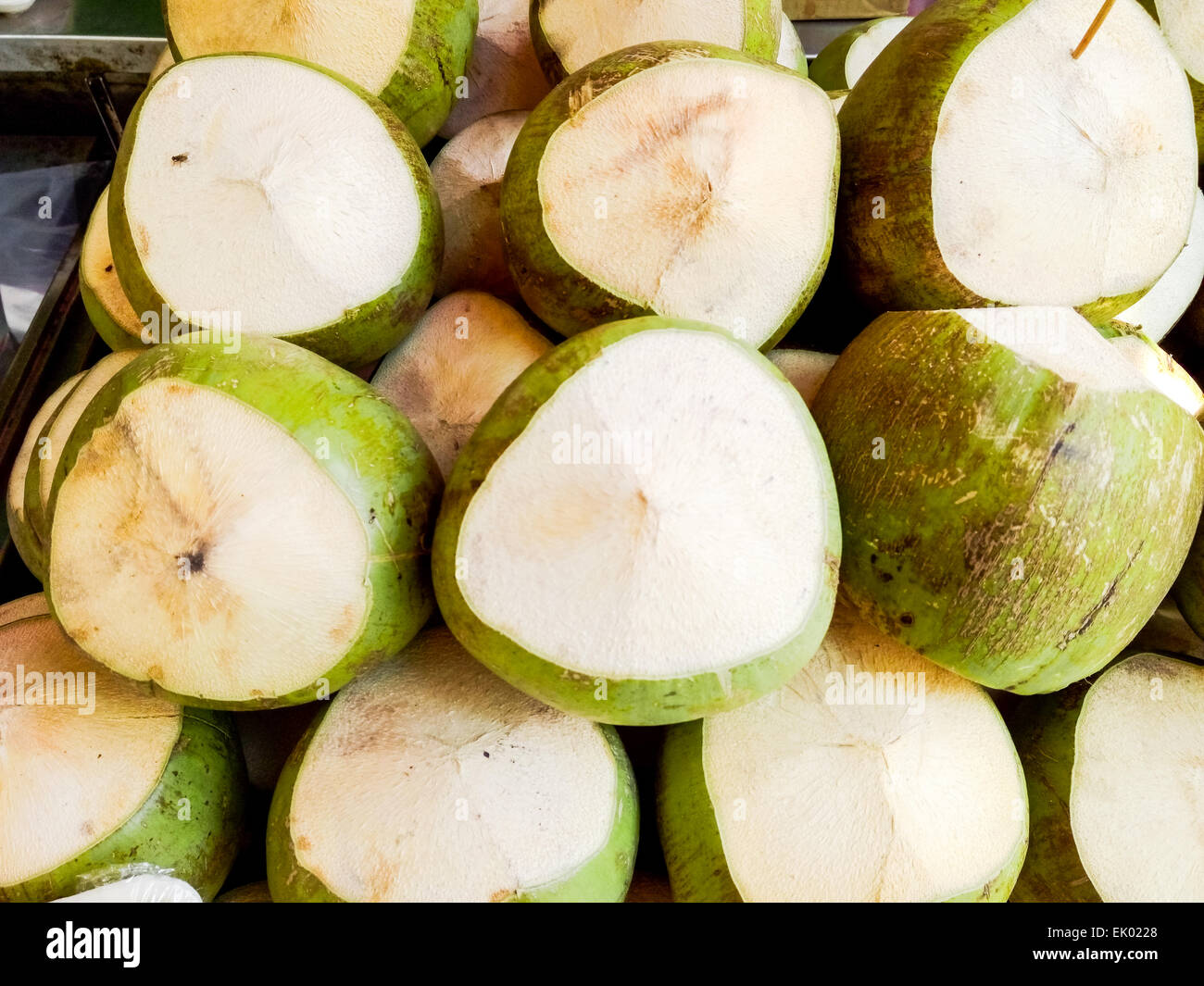 Des tas de jeunes noix de coco dans la nature Banque D'Images