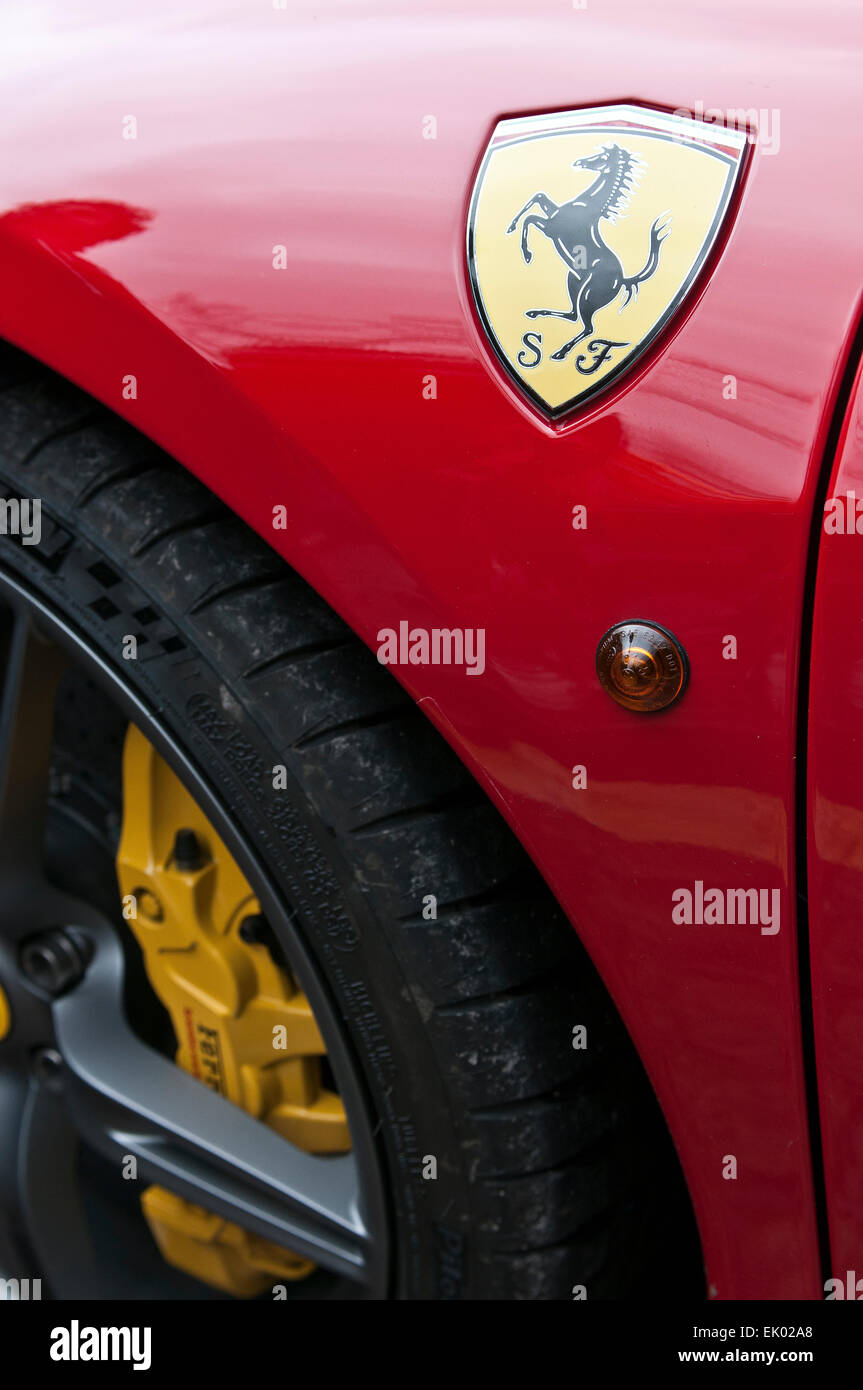 'Cheval cabré' logo sur une voiture Ferrari rouge Banque D'Images