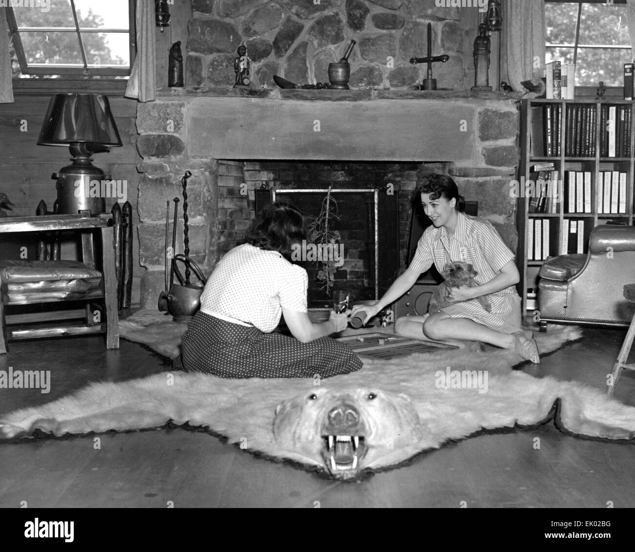 GYPSY ROSE LEE (1911-1970) artiste burlesque américain jouant au backgammon à son manoir Witchwood hôtel à Highland Mills, New York, vers 1939 Banque D'Images