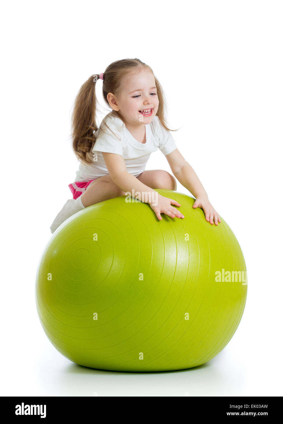 Fille enfant faisant de l'exercice de remise en forme avec fitness ball Banque D'Images
