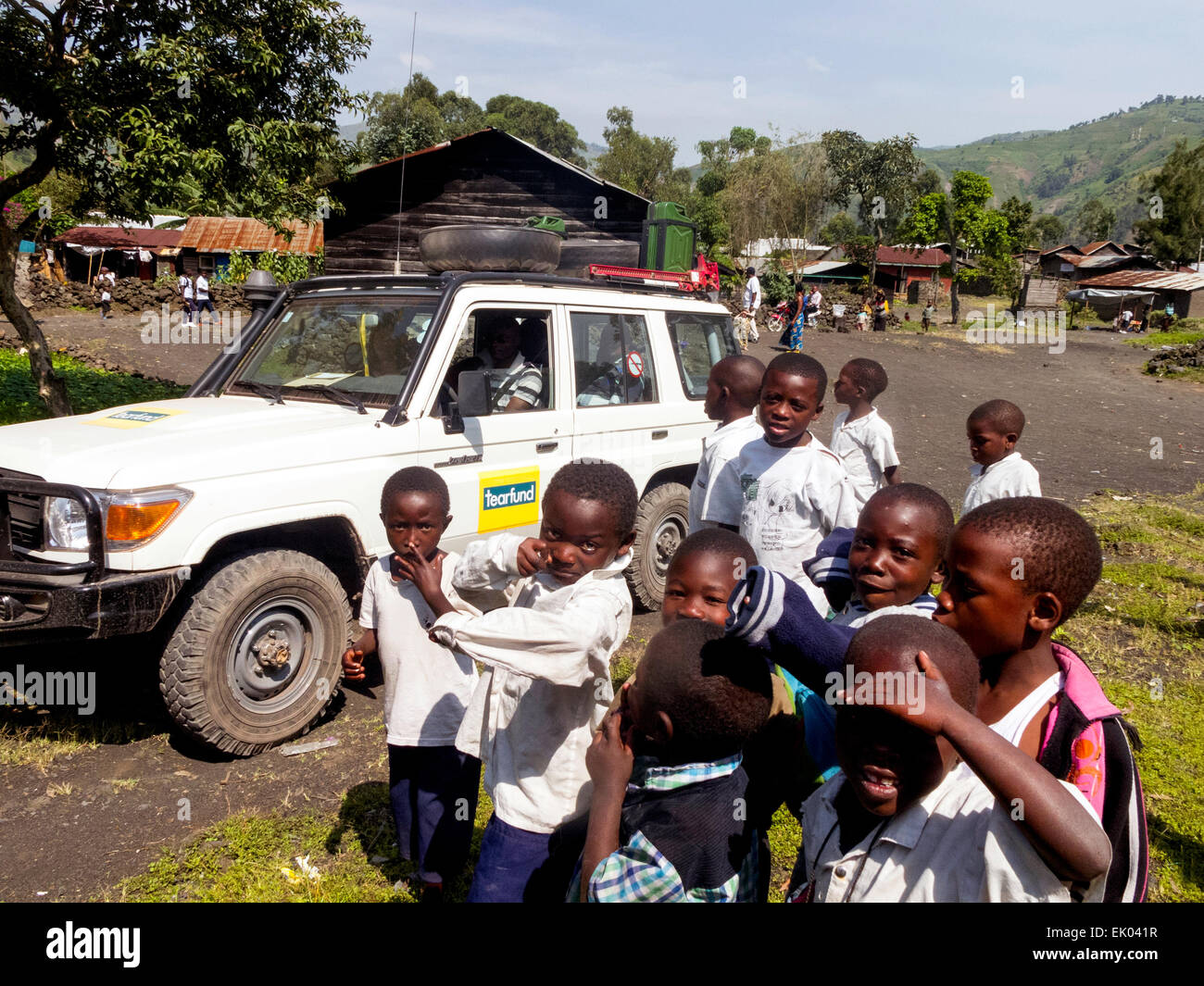 Les enfants africains congolais devant un organisme de bienfaisance de Tearfund jeep, la ville de Goma, République démocratique du Congo ( RDC ), l'Afrique Banque D'Images